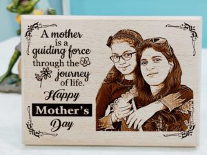 World’s Best Mom Wooden Personalized Engraved Photo Plaque Gift for Mom (10×8 Inches)