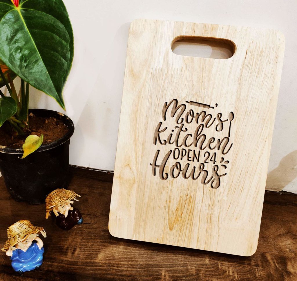 Engraved Quote Moms KitchenChopping Board